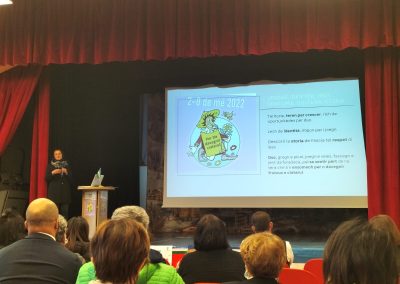 Inaugurazione Entener e se fèr entener, sul palco Resp. Serv. linguistics e culturèi Evelyn Bortolotti 