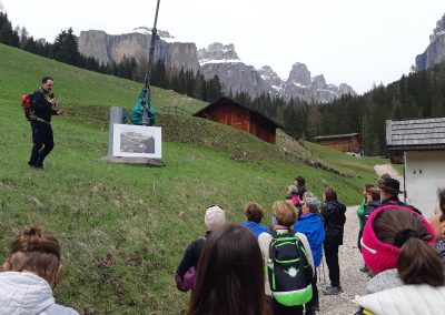 Panorama di montagna con persone e guida che spiega