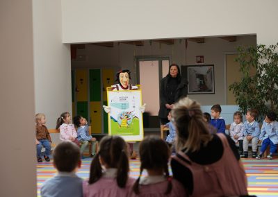 Il Bertol in visita alla scuola materna con i bambini nel pubblico