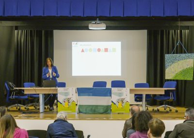 Pubblico e palco della conferenza Bilinguism, na richeza da fèr crescer - con la professoressa Antonella Sorace