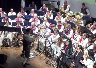 Suonatori duranti il concerto Musega auta Fascia con Noemi Iori e la cantante del gruppo Cianton da marevea